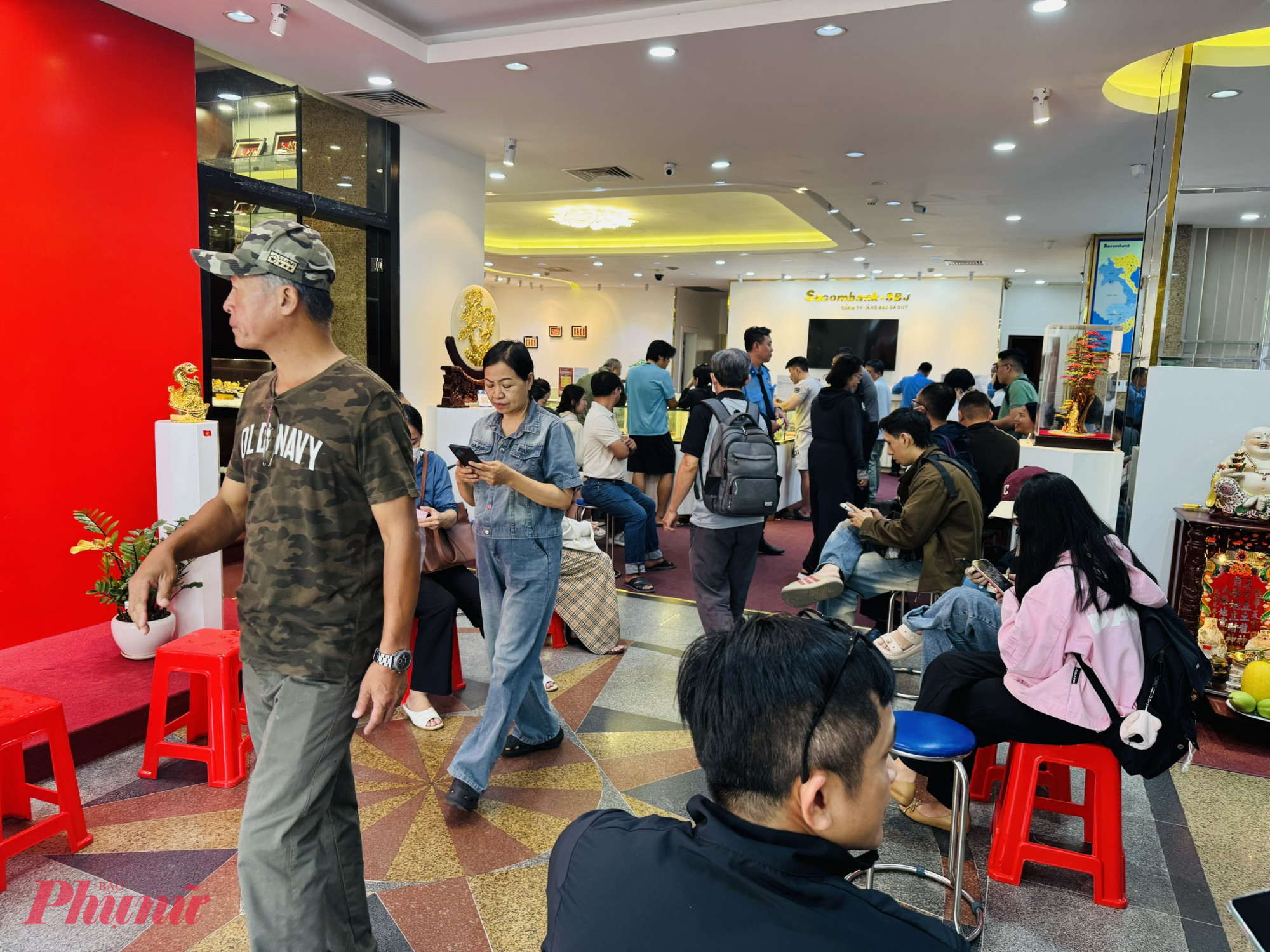 Không chỉ xếp hàng chờ mua vàng, nhiều người dân cũng đang xếp hàng chờ mua bạc. Ghi nhận tại Công ty Sacombank SBJ, 