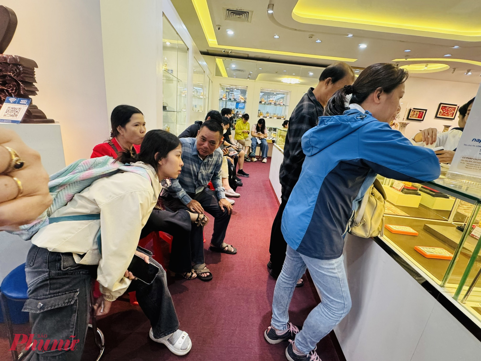 Ngoài lượng khách đến đăng ký mua vàng, trong sáng ngày 26/1, có nhiều khách đến nhận vàng