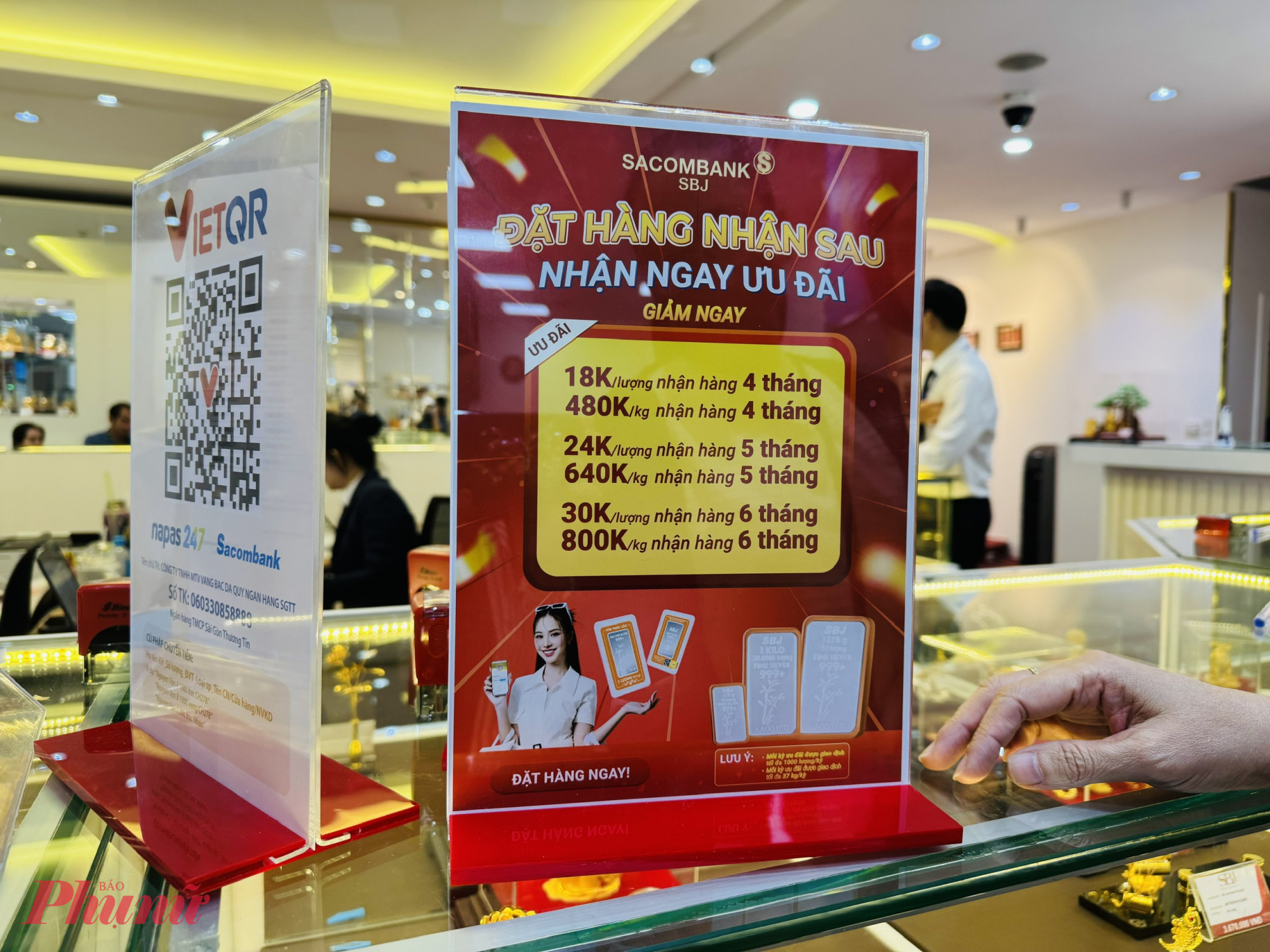 Tuy nhiên, do số lượng bạc hạn chế, trong đó cầu vượt cung nên kể từ khi khách đăng ký mua, phải chờ vài tháng sau mới nhận được hàng. 