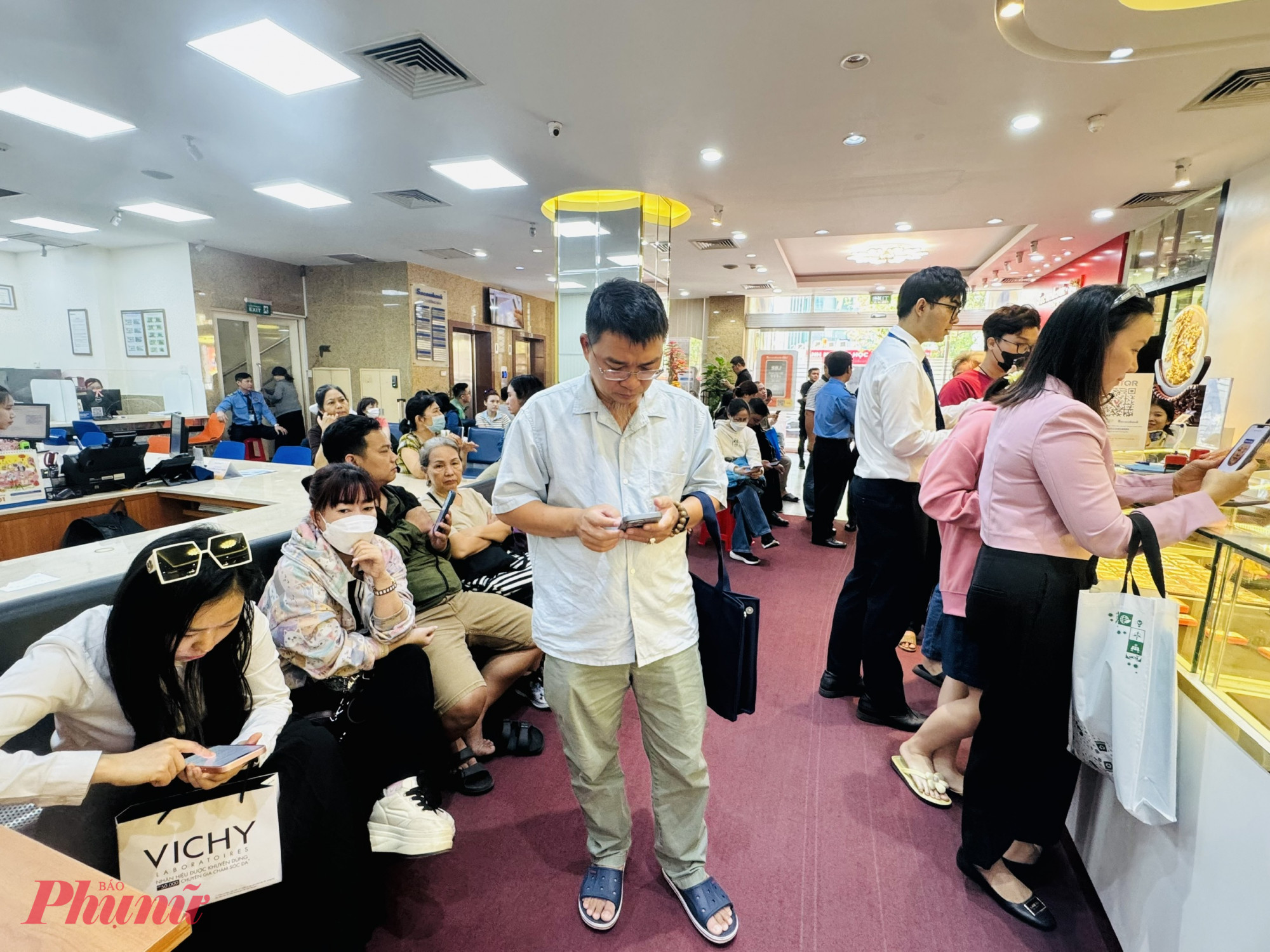 Nhân viên tại đây cho biết, mỗi ngày, Công ty cũng phát số thứ tự trong khoảng 100-150 số, khách hàng nào đến sớm thì mới nhận được. Công ty bắt đầu phát số thứ tự từ 5g30 sáng nhưng có khách từ 1g30 sáng đã đến ngồi chờ - nhân viên tại đây chia sẻ.