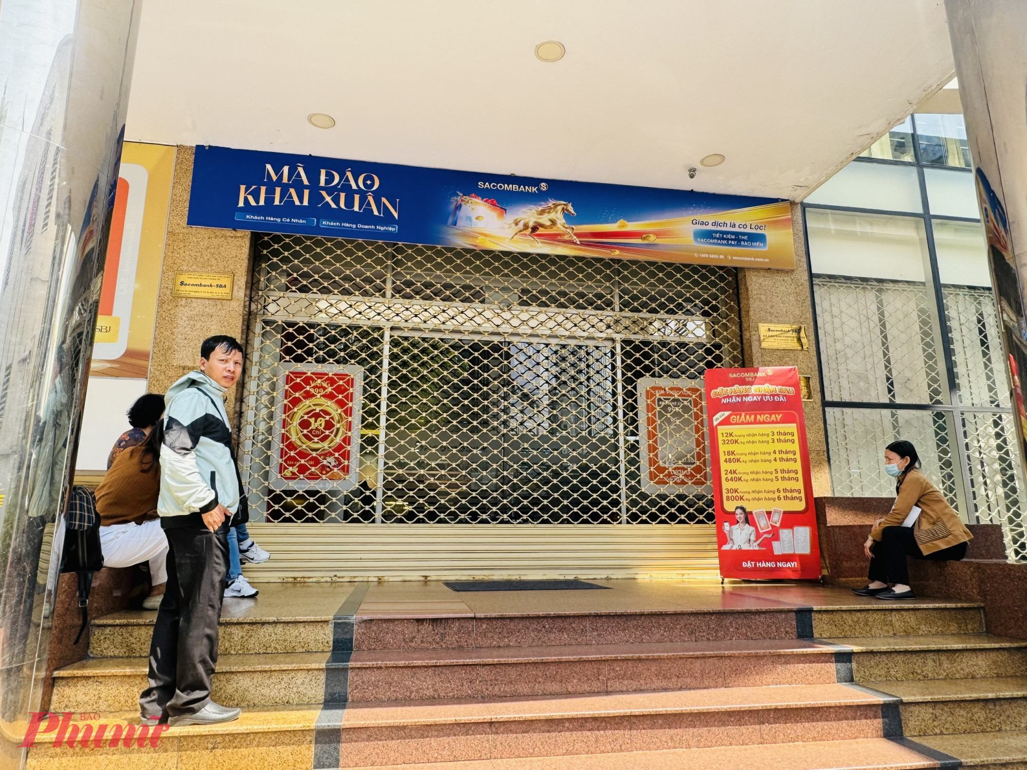 Sáng ngày 26/1, dù Công ty đã đóng cửa, tạm ngừng tiếp nhận khách cho đến 1 giờ 30 chiều mới bắt đầu làm việc trở lại, nhưng nhiều khách hàng đã đến và sẵn sàng ngồi chờ từ lúc 12 giờ trưa. 