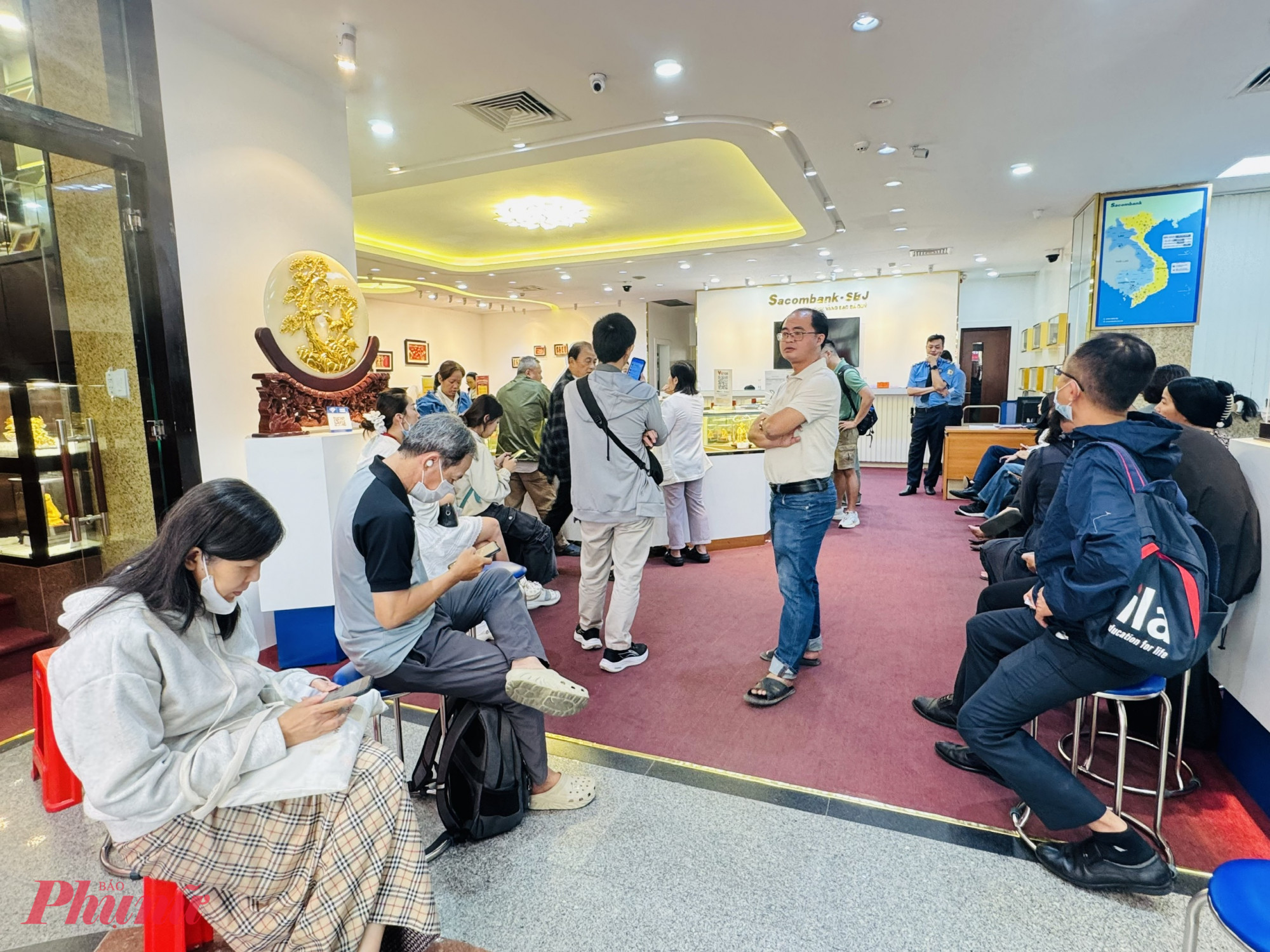 Trong số khách hàng ngồi chờ tại đây, không ít khách từ tỉnh bắt xe đò lên đây trong đêm, sau đó xếp hàng ngồi chờ