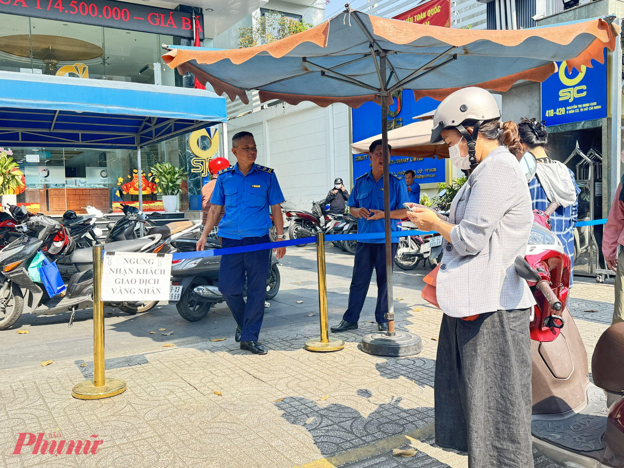 9g sáng, Công ty Vàng bạc đá quý Sài Gòn (SJC) đã ngưng nhận khách đến mua vàng nhẫn. Đa phần khách đến sau giờ này đều phải quay về