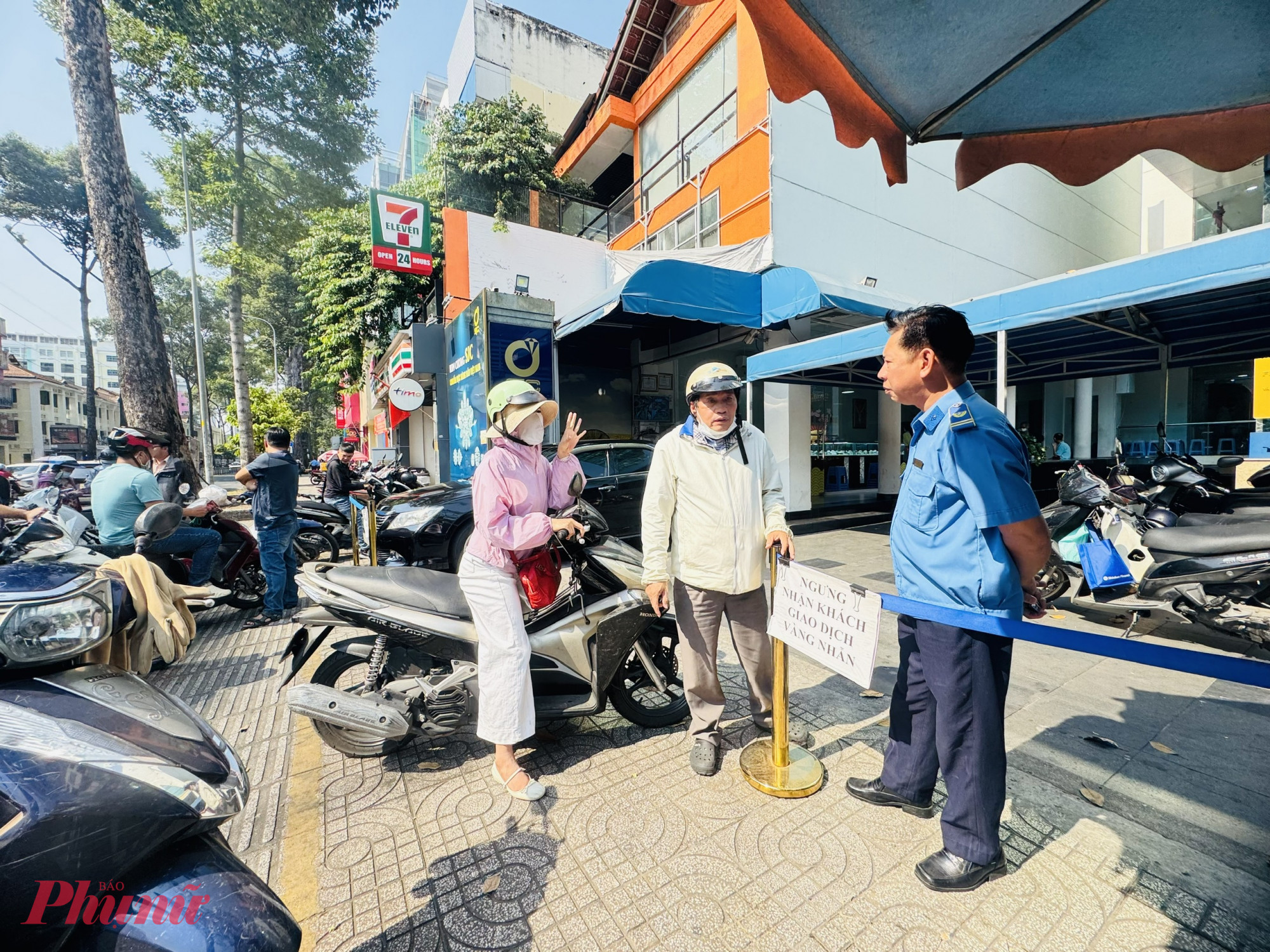 Riêng vàng miếng SJC thì khách phải đăng ký mua trên website công ty, khách sẽ đến nhận vàng khi có thông báo