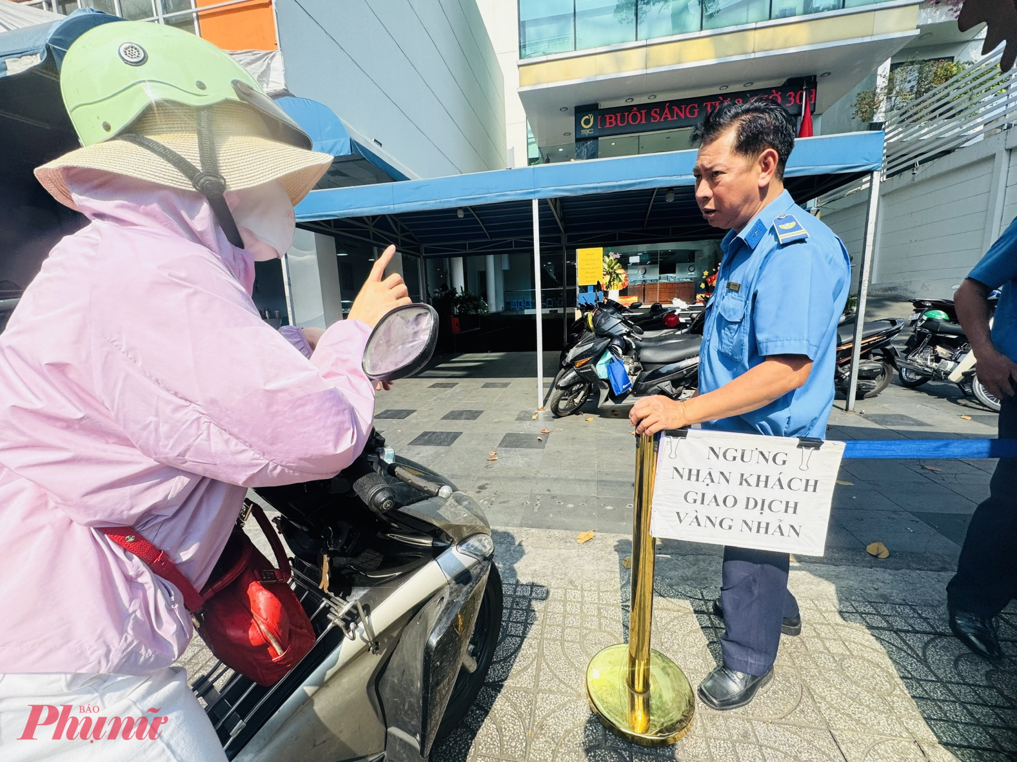 Theo chia sẻ của bảo vệ tại đây, mỗi ngày công ty sẽ phát từ 100 - 120 số thứ tự, ai xếp hàng từ sớm thì sẽ nhận được số thự tự để mua. Mỗi khách sẽ mua được tối đa 1 chỉ vàng nhẫn 9999