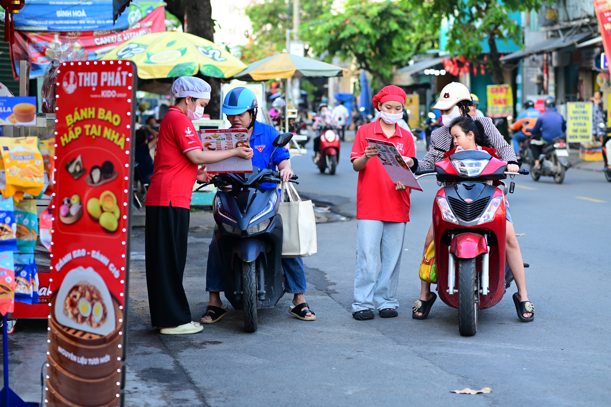 Quang cảnh buổi sáng tại một cửa hàng miniBAO Thọ Phát. Bánh giò, bánh bao đã trở thành bữa sáng quen thuộc của rất nhiều người - Ảnh: N.A