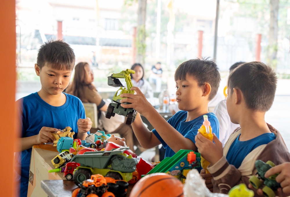 Các em thích thú với khu vực đồ chơi trẻ em - Ảnh: Quỹ Khởi Sự Từ Tâm