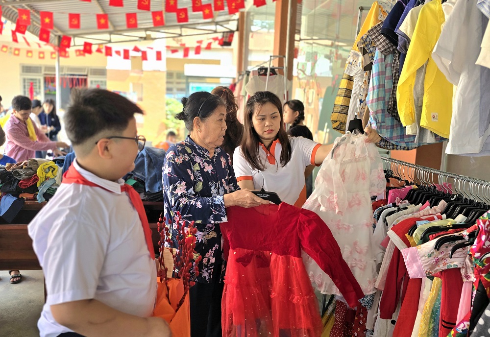 Gian hàng 0 đồng luôn có nhiều phụ huynh và học sinh cùng tham gia lựa chọn các bộ quần áo mới - Ảnh: Quỹ Khởi Sự Từ Tâm