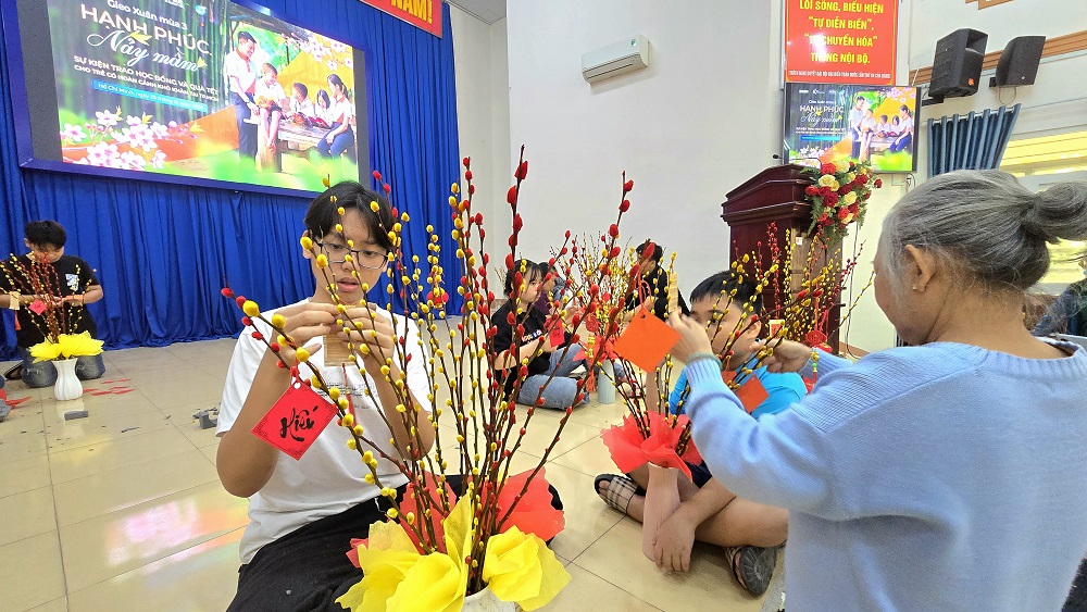 Các em được trải nghiệm không gian ngày xuân với hoạt động chăm hoa trang trí tết - Ảnh: Quỹ Khởi Sự Từ Tâm