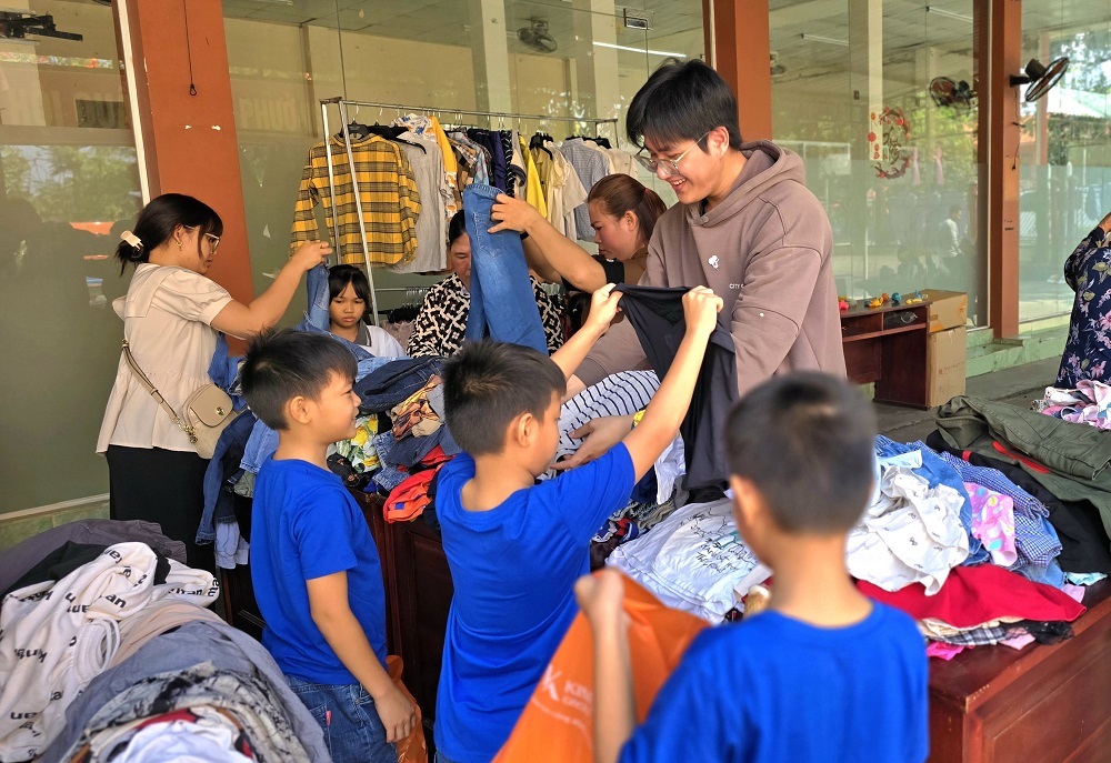 Các em được trải nghiệm không gian ngày xuân với hoạt động chăm hoa trang trí tết - Ảnh: Quỹ Khởi Sự Từ Tâm