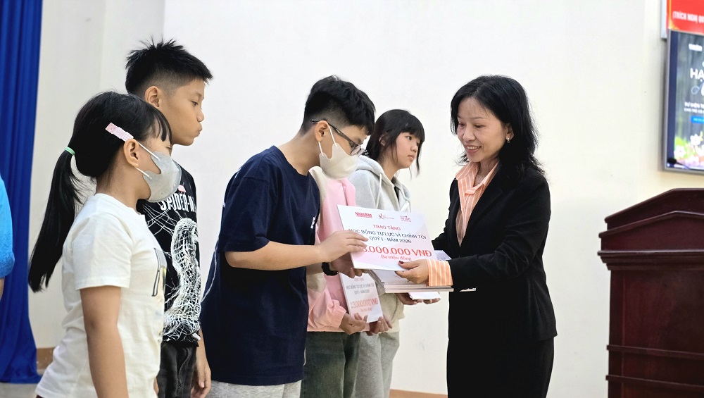 Bà Huỳnh Thị Thúy Phương - trao quà tết và học bổng cho trẻ em mồ côi, khó khan - Ảnh: Quỹ Khởi Sự Từ Tâm