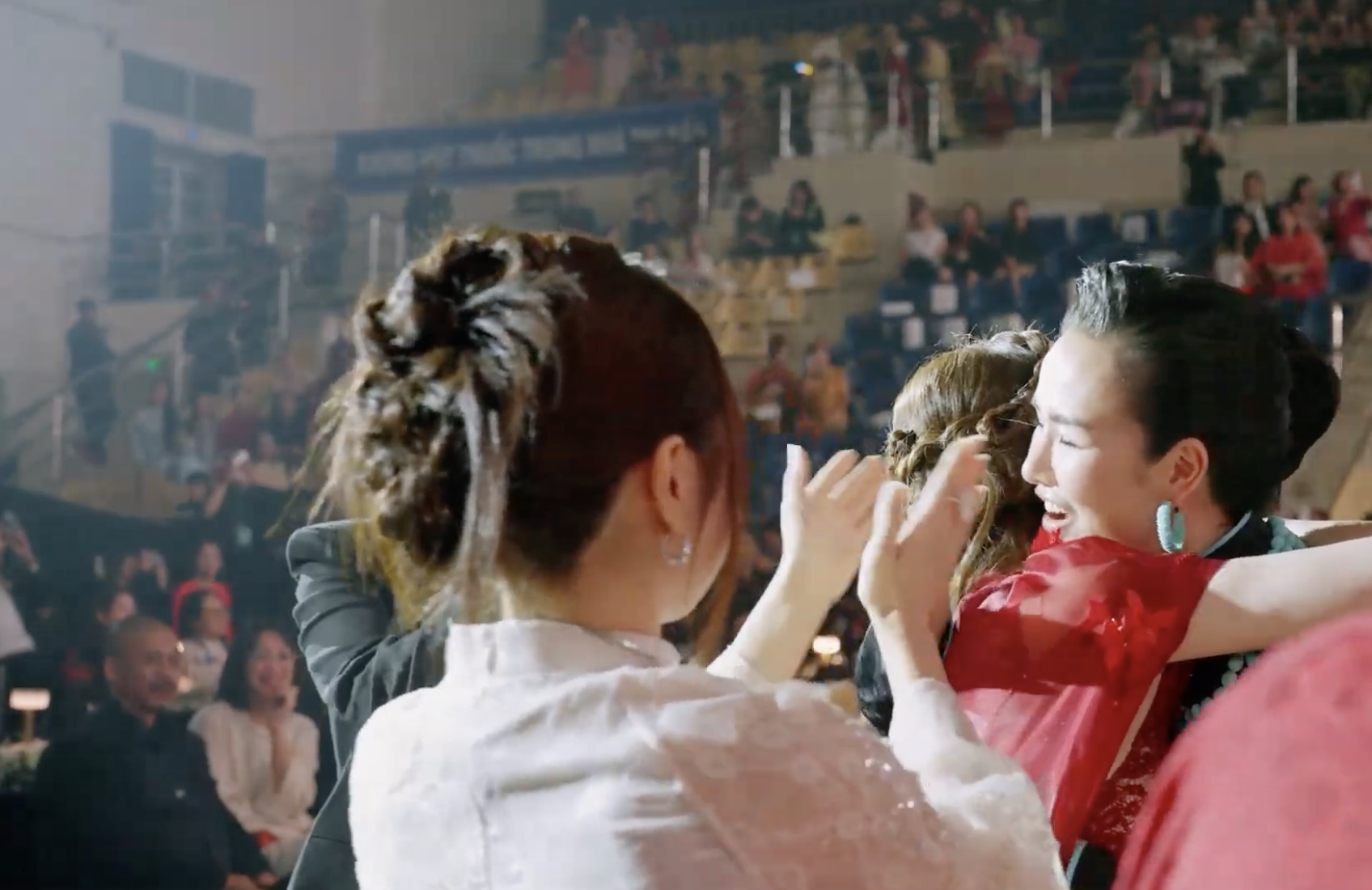 Phương Mỹ Chi và Võ Hạ Trâm chúc mừng Hoà Minzy giành được chiến thắng