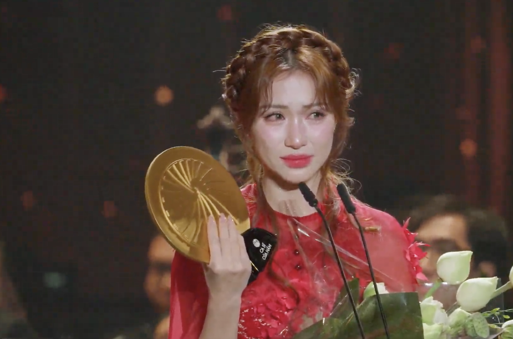 Hoà Minzy khóc khi phát biểu nhận giải ca sĩ của năm