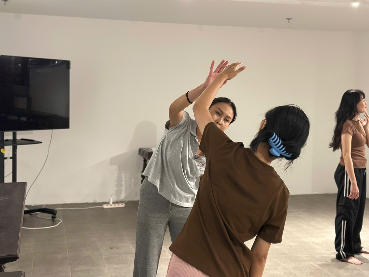 Giảng viên Quế Thanh đang hướng dẫn diễn xuất cho học viên. Ảnh: Nhân vật cung cấp)