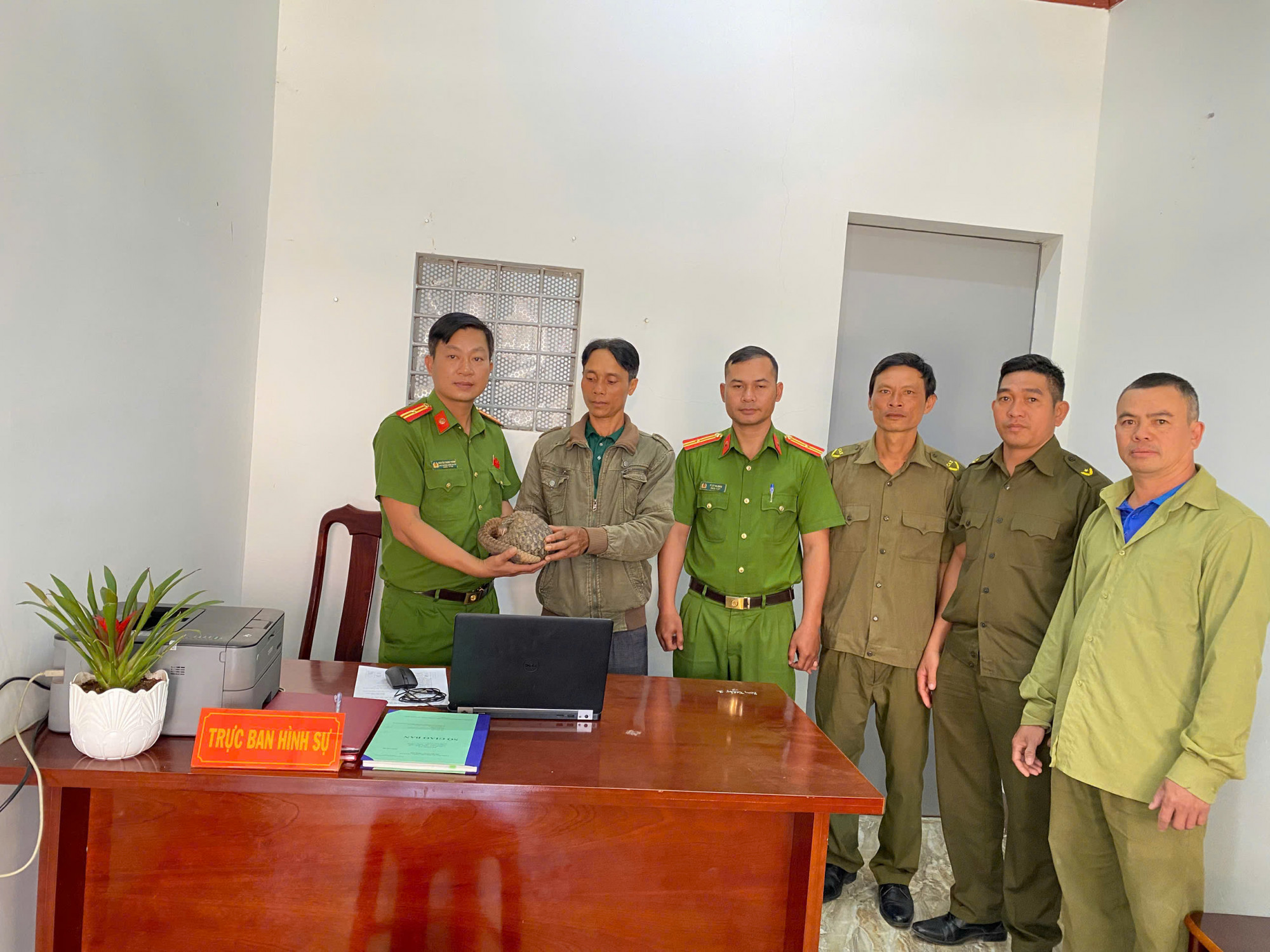 Anh Y Diêm Hlong mang cá thể tê tê đến Công an xã giao nộp - ảnh: CACC