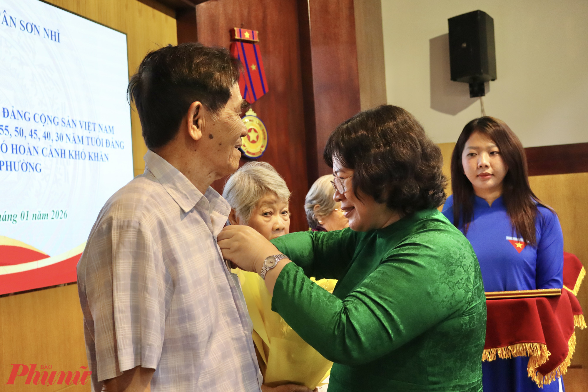 Phó bí thư Thành ủy TPHCM Văn Thị Bạch Tuyết trao Huy hiệu Đảng cho các đảng viên tiêu biểu.