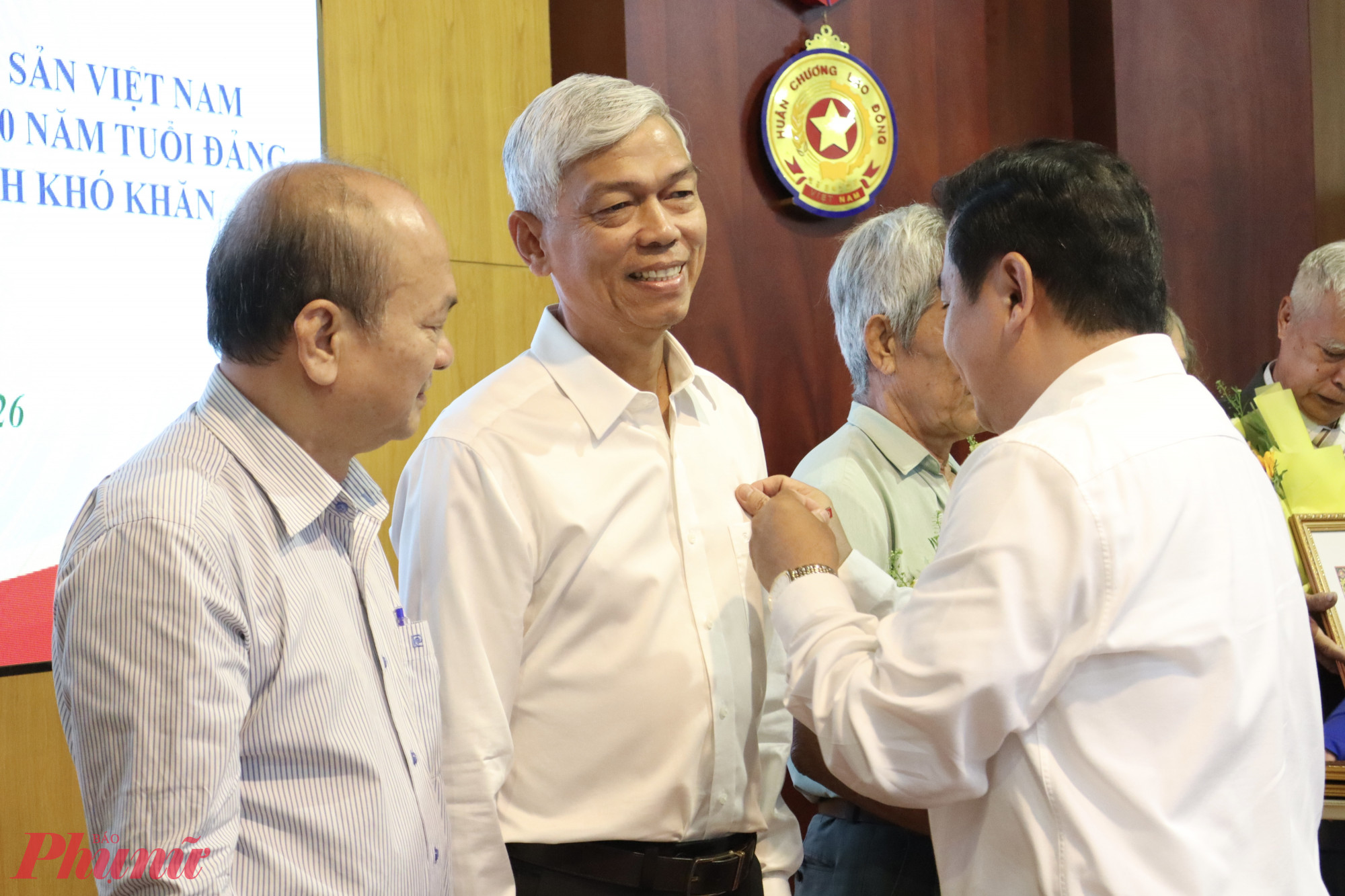 Ông Nguyễn Trần Phú - Bí thư Đảng ủy phường Tân Sơn Nhì trao huy hiệu đảng cho ông Võ Văn Hoan - nguyên Phó chủ tịch UBND TPHCM - Ảnh: Thanh Tâm