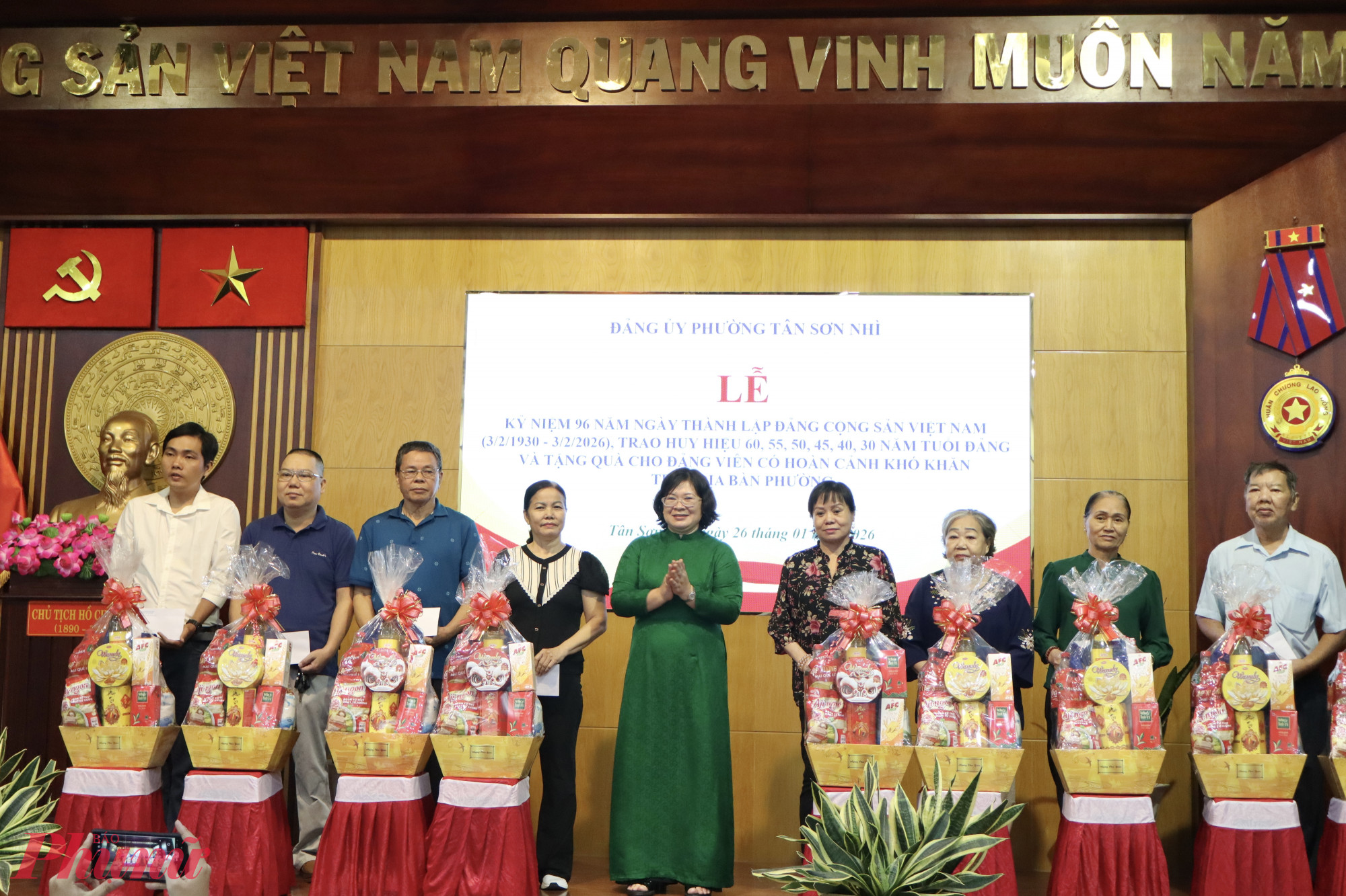 Bà Văn Thị Bạch Tuyết - Phó bí thư Thành ủy TPHCM trao quà cho các đảng viên có hoàn cảnh khó khăn - Ảnh: Thanh Tâm