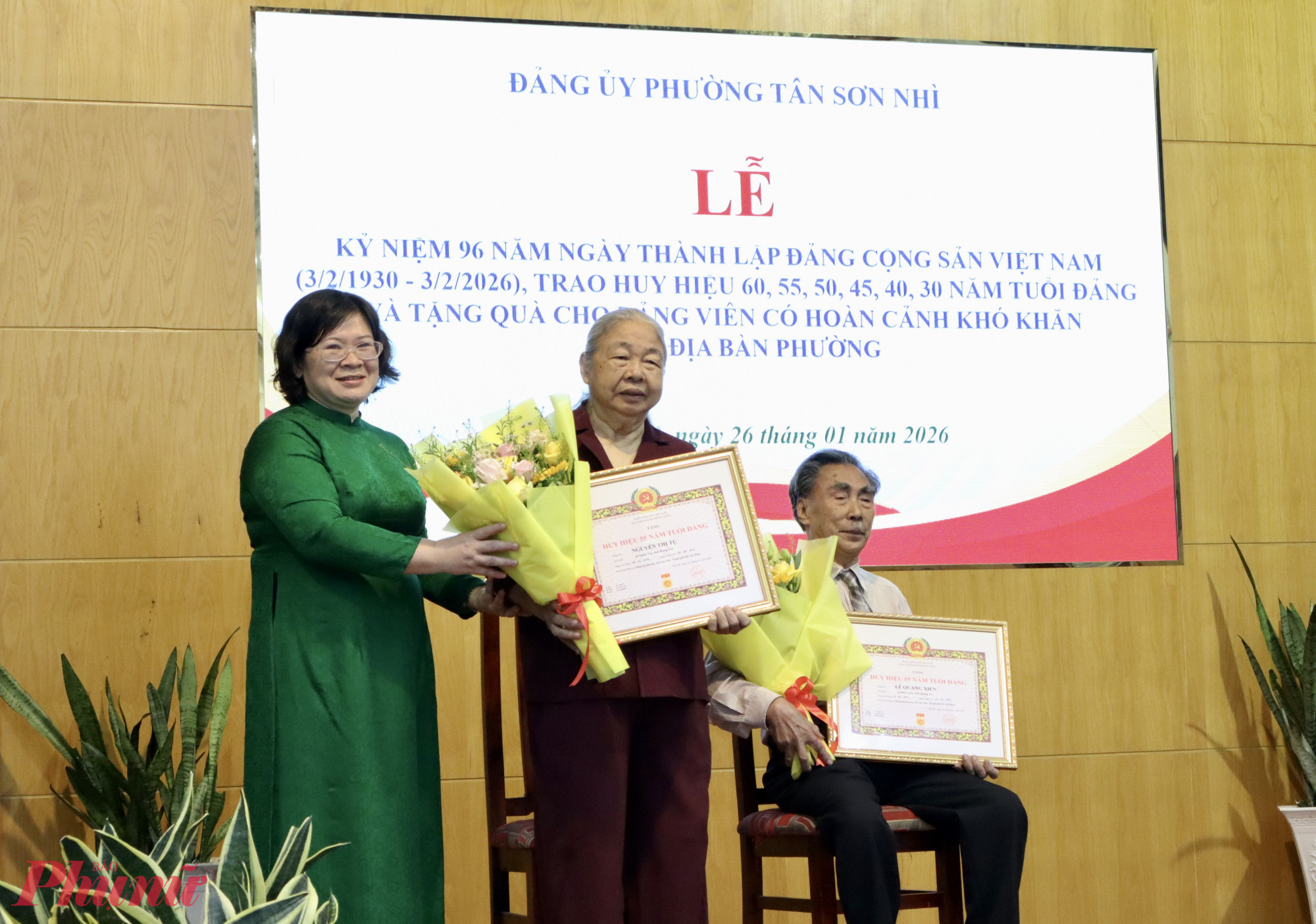 Lãnh đạo Thành ủy TPHCM trao Huy hiệu Đảng, ghi nhận quá trình cống hiến bền bỉ của các đảng viên lão thành - Ảnh: Thanh Tâm