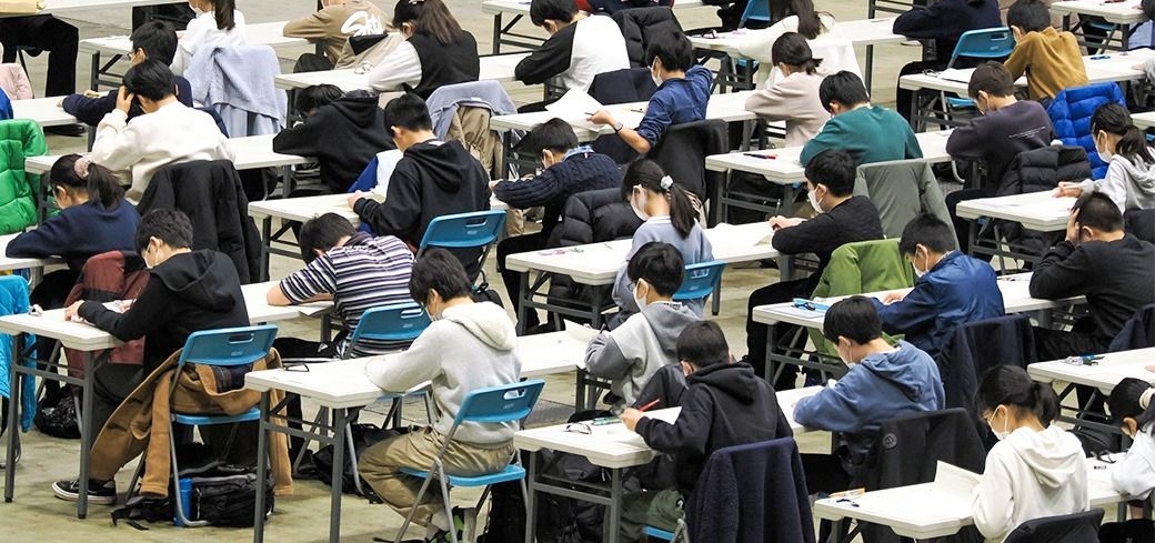 Sau cánh cổng trường danh giá, là nỗi stress kéo dài của trẻ Nhật
