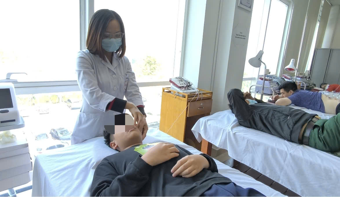 Bệnh nhân điều trị liệt dây thần kinh số VII tại Bệnh viện Bệnh Nhiệt đới Trung ương - ảnh: T.S