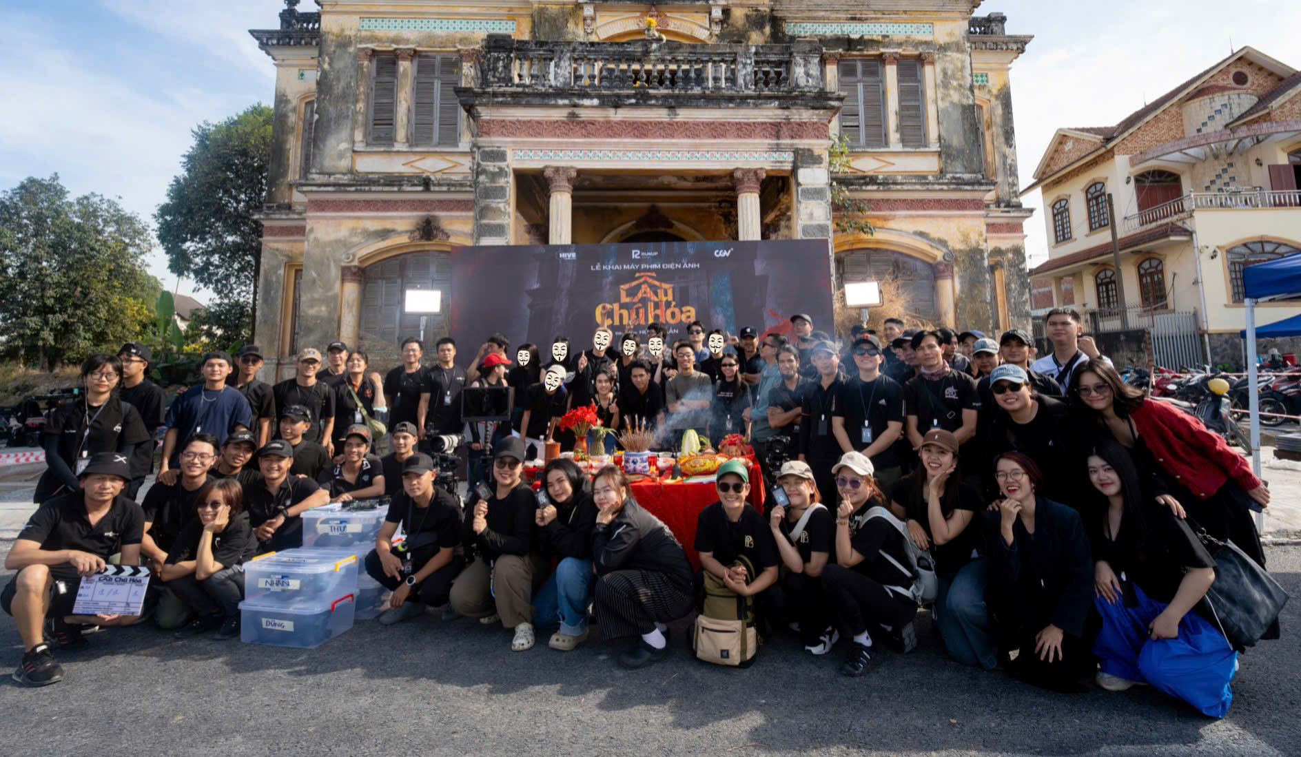 Đoàn phim Lầu chú Hoả cúng khai máy