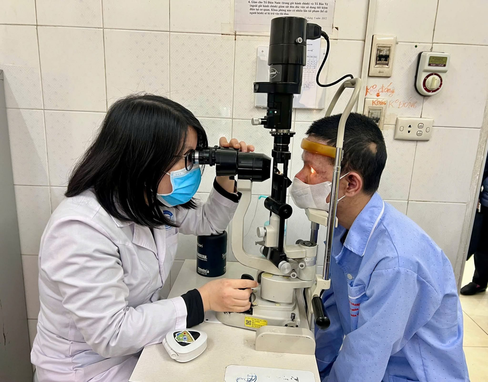 Bác sĩ thăm khám cho bệnh nhân gặp tai nạn pháo nổ - ảnh: Bệnh viện cung cấp