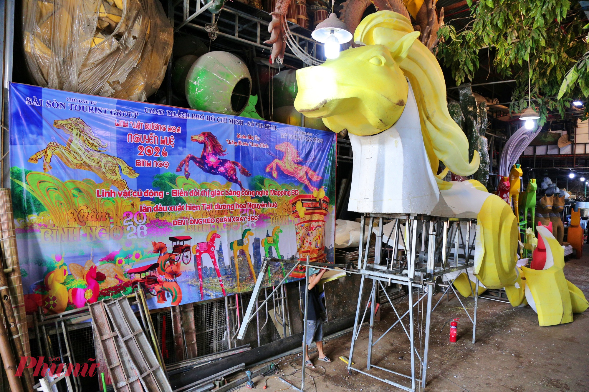 Khoảng 2 tháng qua, xưởng chế tác linh vật cho đường hoa Nguyễn Huệ Tết Bính Ngọ 2026 nhộn nhịp ngày đêm.