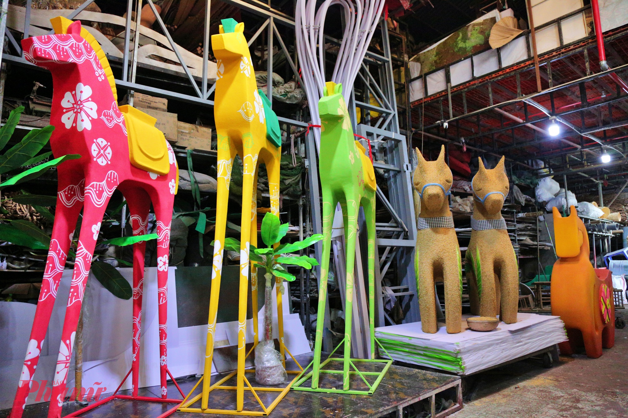 Các linh vật ngựa với nhiều kiểu dáng, kích thước khác nhau đã hoàn thiện.