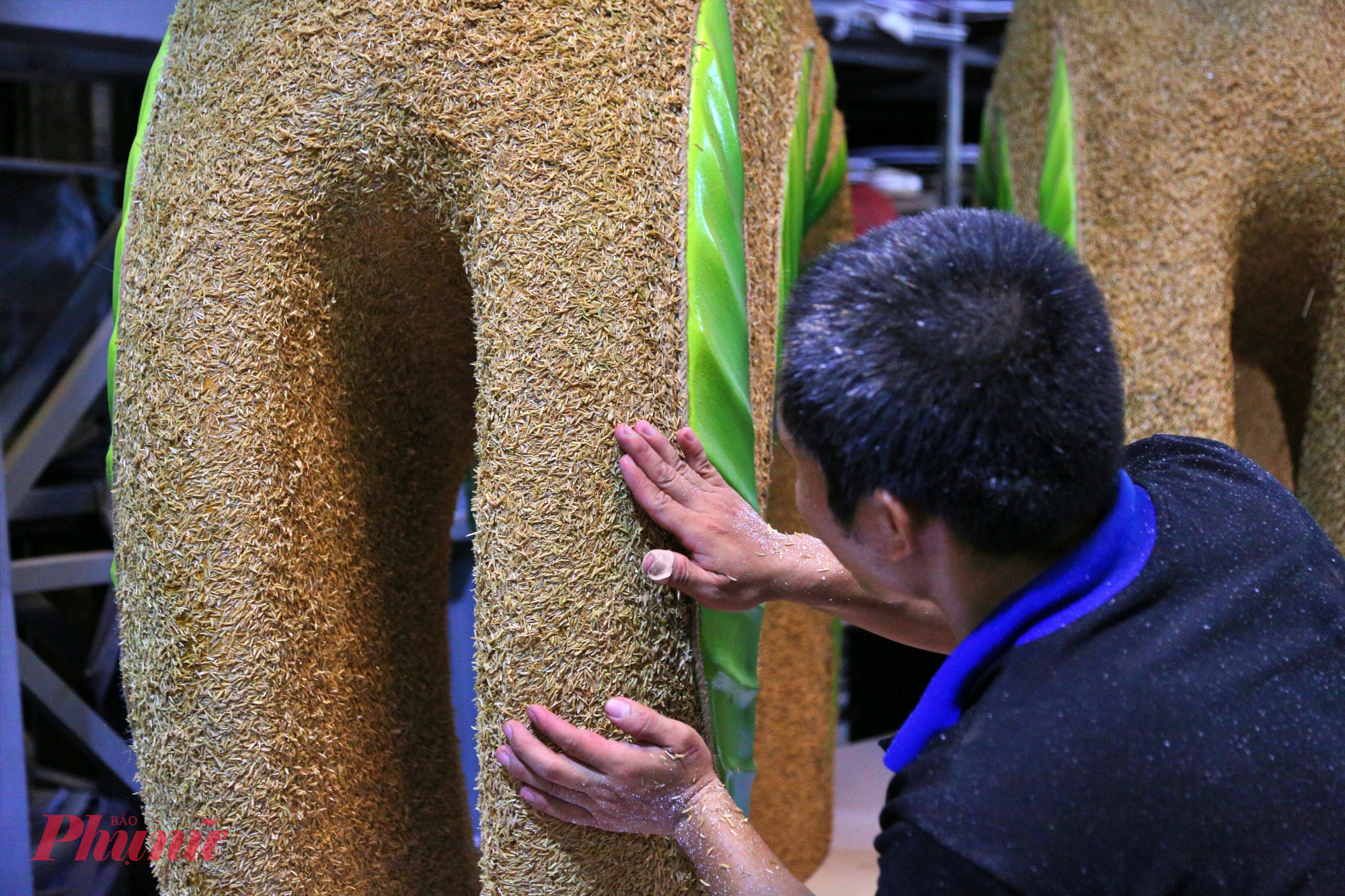 Thi công hoàn thiện phần lông ngựa. 