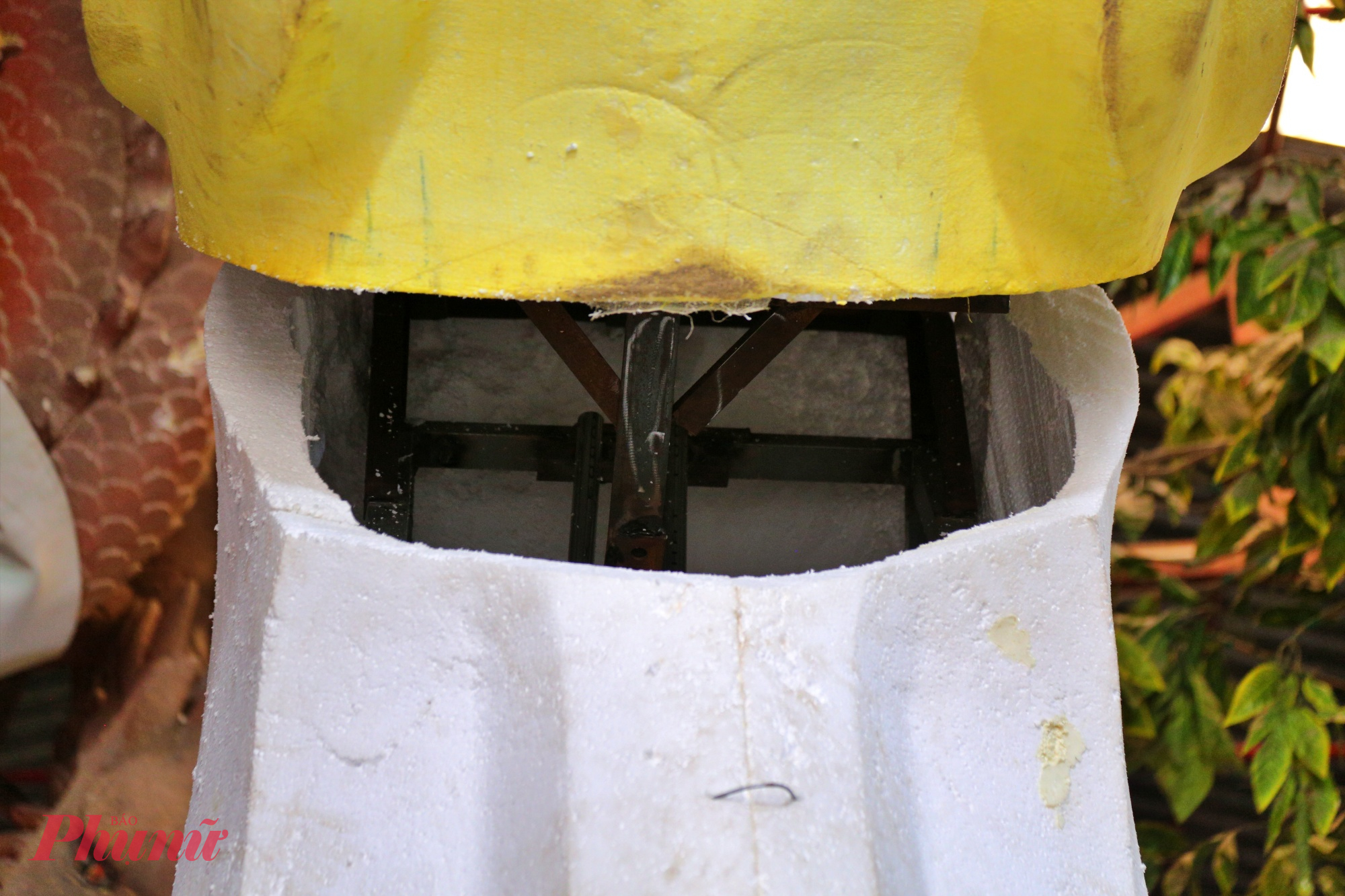 Vị trí lắp động cơ chuyển động phần cổ của con ngựa.