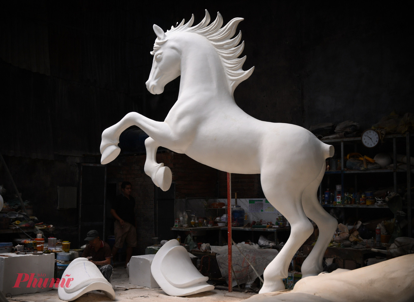 Hiện tại xưởng của nghệ nhân Văn Tòng cũng đang chế tác linh vật cho những đường hoa Tết khách trên địa bàn TPHCM