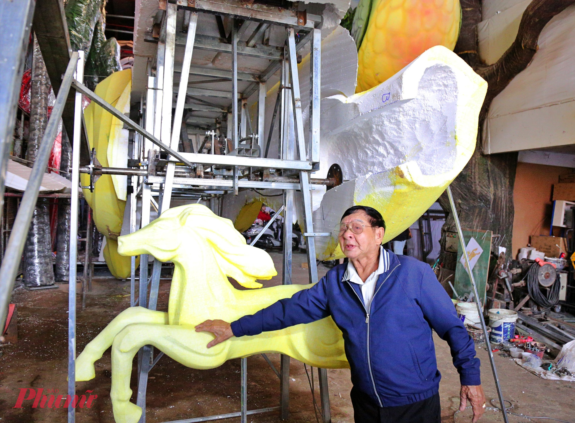 Nghệ nhân Văn Tòng cho biết, năm nay xưởng của ông đảm nhiệm thi công 9 linh vật ngựa phục vụ đường hoa Nguyễn Huệ Tết Bính Ngọ 2026. Theo ông, mỗi năm linh vật đều có những điểm nhấn riêng, tạo nên sức hút và nét khác biệt cho đường hoa qua từng mùa Tết.