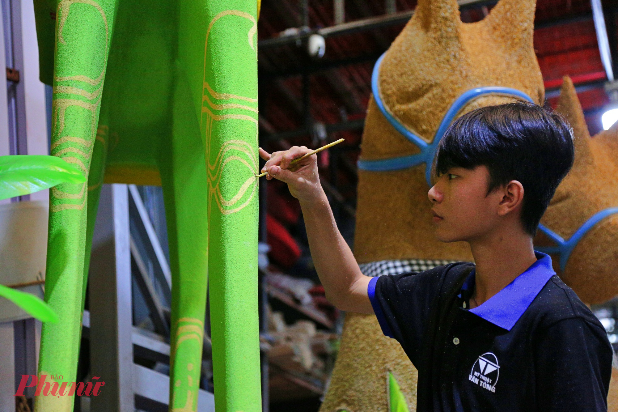 Nhân viên mỹ thuật đang vẽ trang trí cho ngựa