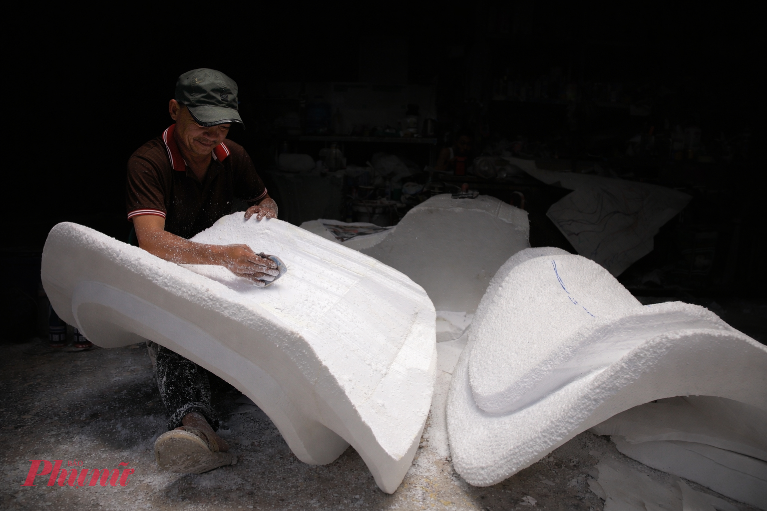 Nhân viên đang chế tác bộ phần yên ngựa.