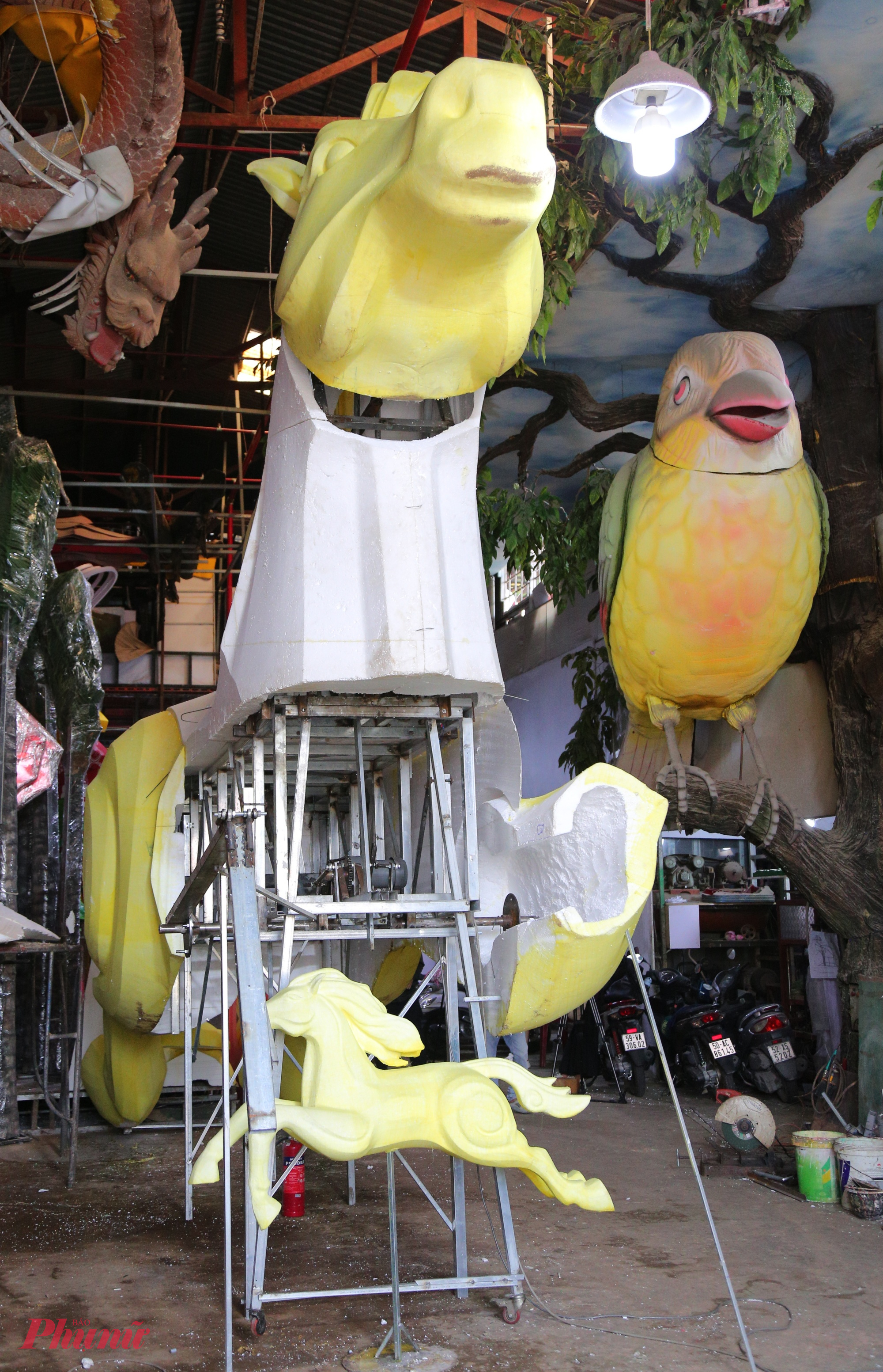 Năm nay, linh vật ngựa khổng lồ có chiều cao 7m, dài 9m; khi lắp thêm phần đế, tổng chiều cao đạt 11m. Đặc biệt, linh vật này được thiết kế có khả năng chuyển động phần đầu và hai chân, đòi hỏi kỹ thuật thi công phức tạp. Sau khi tạo hình hoàn chỉnh, các bộ phận phải được cắt rời để lắp đặt hệ thống máy móc tạo chuyển động. Hiện linh vật đang bước vào những công đoạn hoàn thiện cuối cùng.