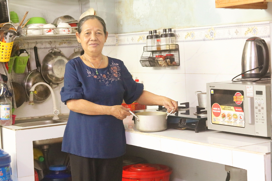 Được hội hỗ trợ, bà Lâm Thị Ngọc Sen  đã có không gian nấu nướng an toàn và sạch đẹp