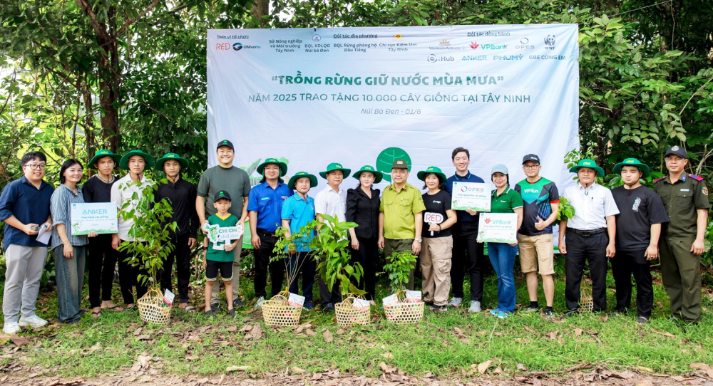 TreeBank cùng đại diện các doanh nghiệp trao tặng 10.000 cây giống  cho chương trình “Trồng rừng giữ nước mùa mưa” ở tỉnh Tây Ninh - ẢNH: T.B.