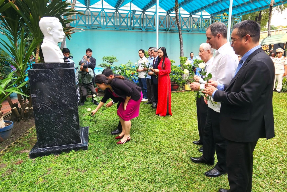 Các đại biểu dâng hoa trước tượng chân dung Anh hùng dân tộc Cuba José Martí 