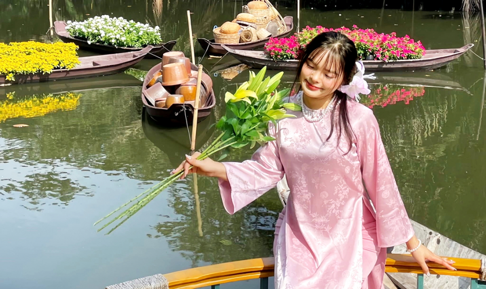 Tiểu Hân tận dụng áo dài sẵn có kết hợp vài món phụ kiện để làm điểm nhấn  cho bộ ảnh đón tết - Ảnh do nhân vật cung cấp