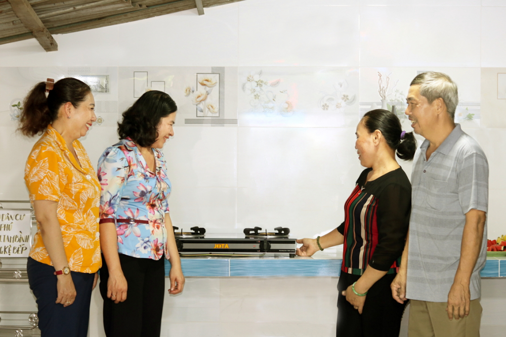 Lãnh đạo phường Tam Bình (bên trái) đến thăm và chúc mừng gia đình chị Nguyễn Thị Khánh Linh có gian bếp mới khang trang 