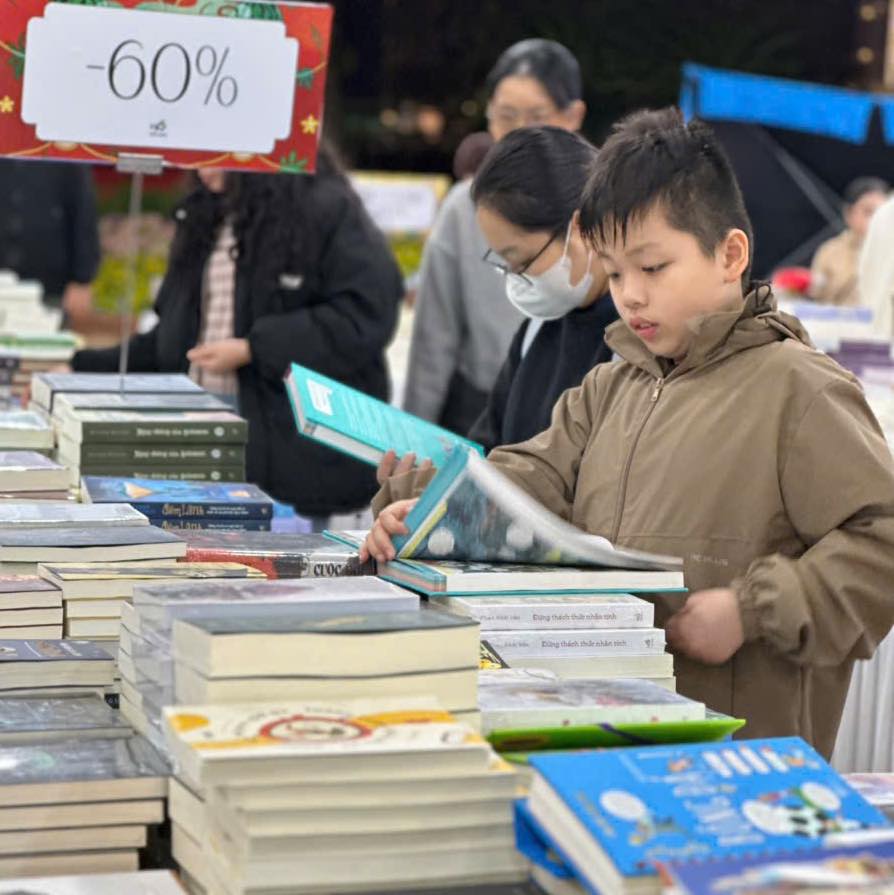 Ngoài việc được mua sách giảm giá, bạn đọc có thể tham gia nhiều hoạt động giao lưu, trải nghiệm sinh động cuối năm - Ảnh: Nhã Nam