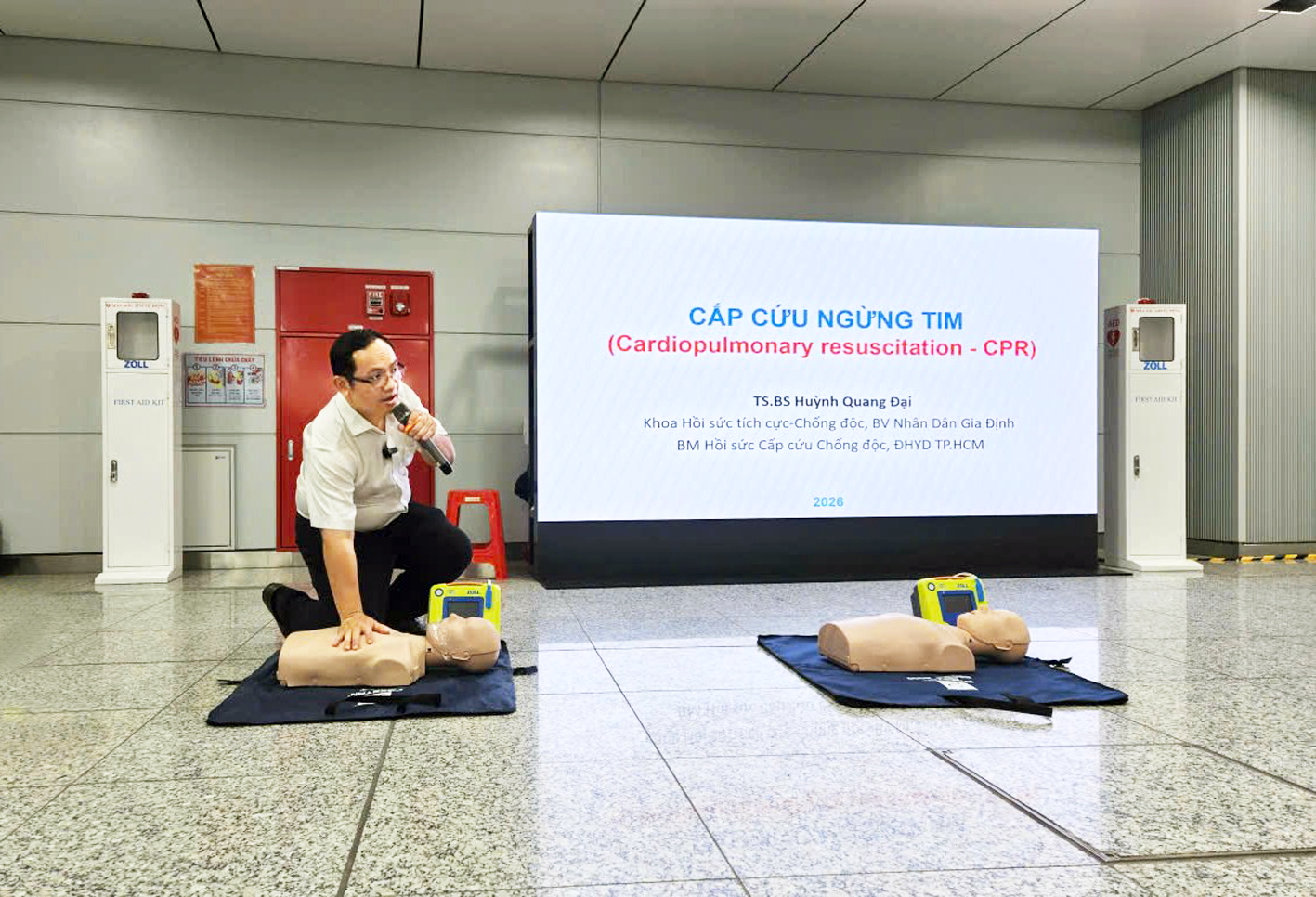 Cấp cứu ngưng tim ngoại viện: Làm đúng, cơ hội sống tăng Bác sĩ Huỳnh Quang Đại đang tập huấn cấp cứu ngưng tim ngoại viện cho nhân viên tuyến metro số 1