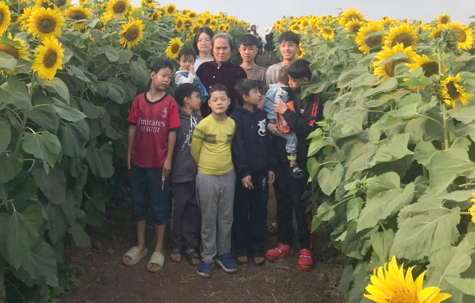 Bà Dục bên các cháu nội, ngoại của mình - Ảnh: Thanh Hải