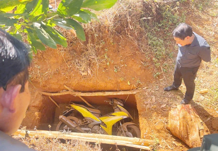 Lực lượng công an tìm thấy chiếc xe tang vật các đối tượng chôn giấu - ảnh: CACC