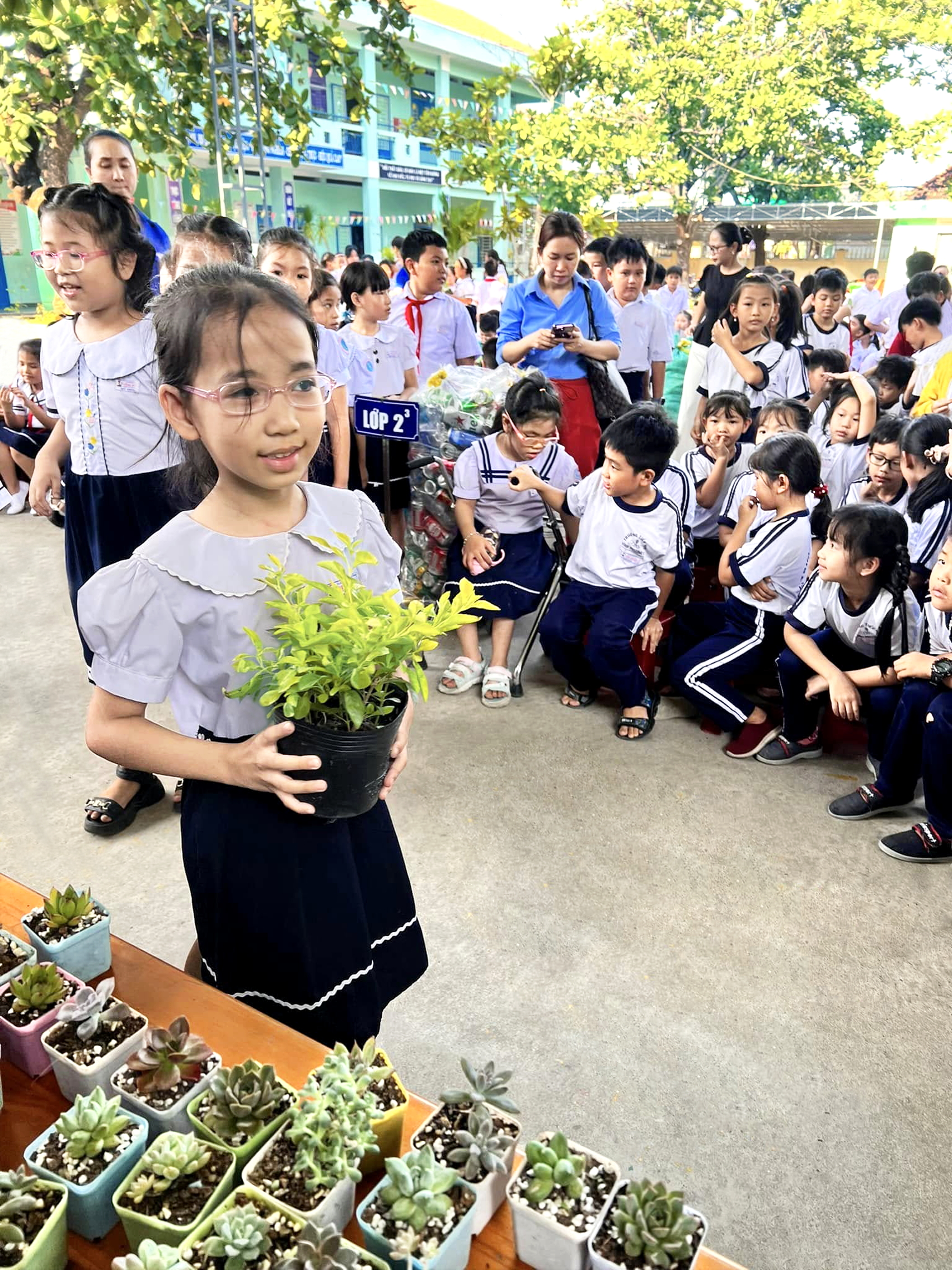 Học sinh Trường tiểu học Vĩnh Phương 1 (phường Bắc Nha Trang, tỉnh Khánh Hòa) đang đổi chai nhựa lấy cây xanh
