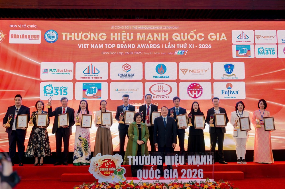 Bà Ngô Thị Thu Thủy - Tổng giám đốc Công ty TNHH FUJIWA Việt Nam (thứ 2 bên trái) cùng các đại diện thương hiệu được vinh danh tại sự kiện Thương hiệu mạnh quốc gia lần thứ XI - 2026 - Ảnh: FUJIWA Việt Nam
