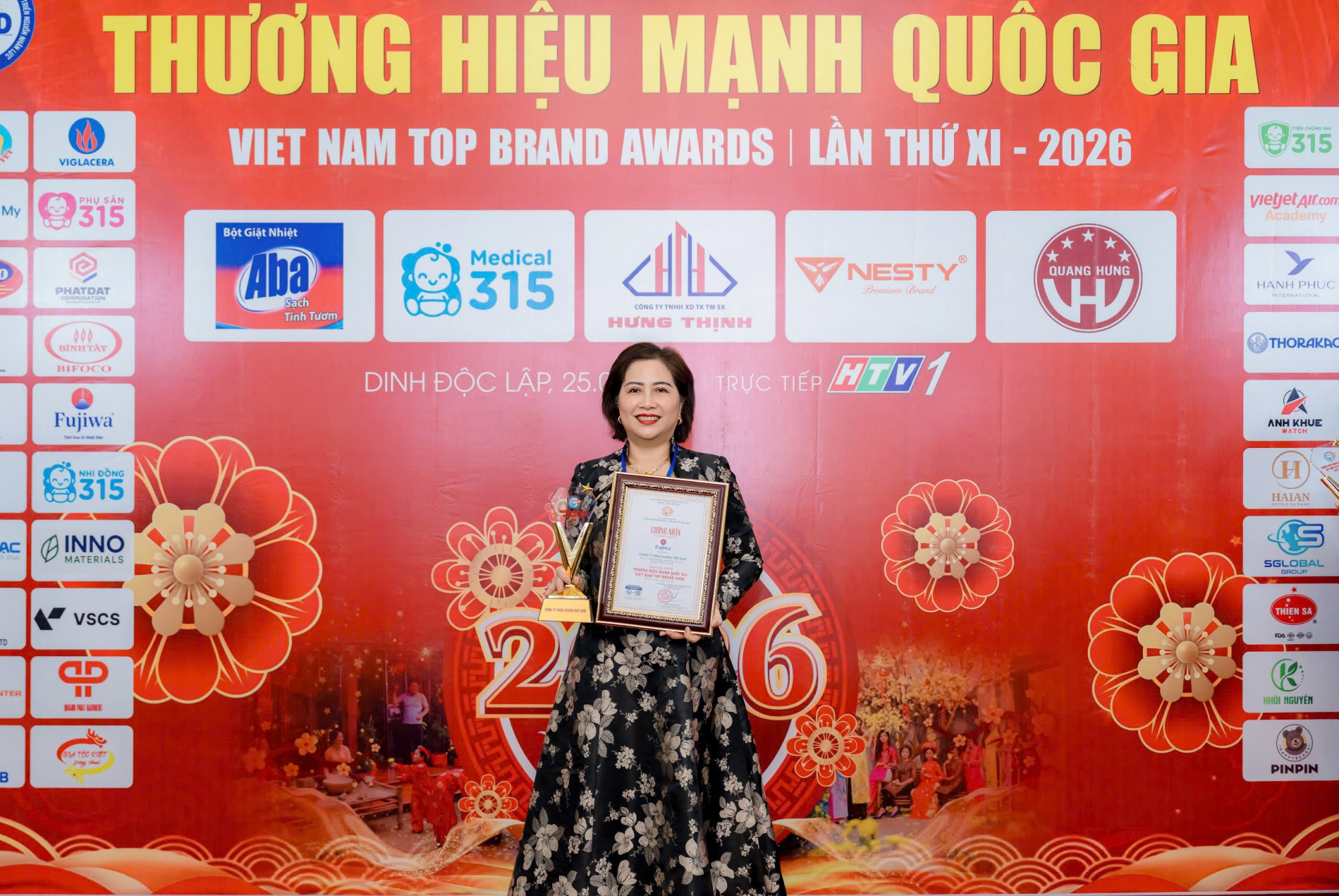 Bà Ngô Thị Thu Thủy - Tổng giám đốc Công ty TNHH FUJIWA Việt Nam nhận chứng nhận Top 5 Thương hiệu mạnh quốc gia