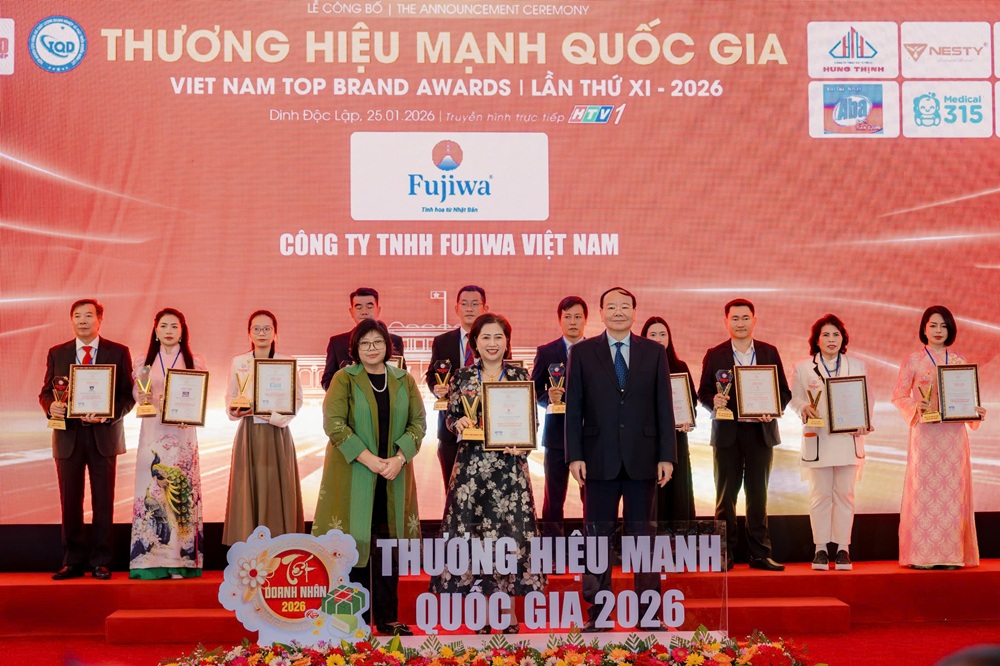 Bà Ngô Thị Thu Thủy - Tổng giám đốc Công ty TNHH FUJIWA Việt Nam nhận chứng nhận Top 5 Thương hiệu mạnh quốc gia - Ảnh: FUJIWA Việt Nam