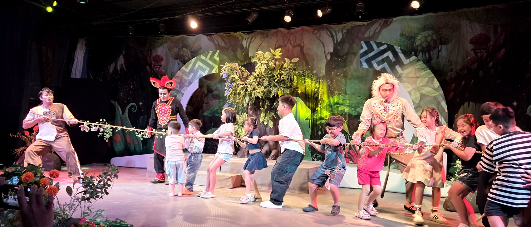 Các em nhỏ hào hứng tham gia trò chơi tương tác trong vở Náo động rừng cổ tích - ẢNH: NGỌC TUYẾT